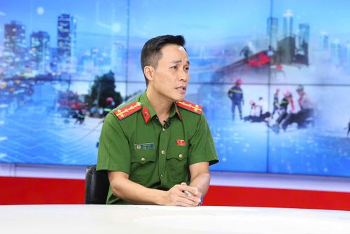 Đại úy Lê Đức Anh, cán bộ phụ trách công tác PCCC, Công an phường Đống Đa trao đổi về công tác phòng cháy, chữa cháy trên địa bàn phường. Ảnh: Thanh Hải