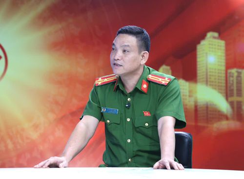 Thượng tá Ngô Tiến Long trao đổi tại trường quay. Ảnh: Thanh Hải
