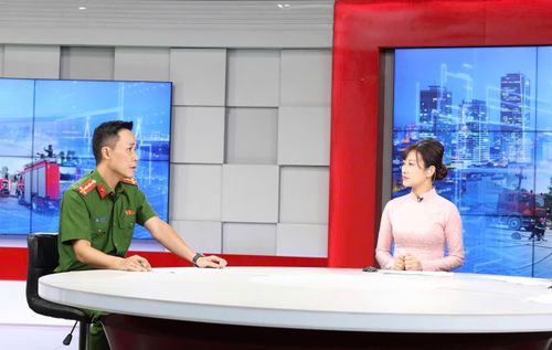 Đại úy Lê Đức Anh, cán bộ phụ trách công tác phòng cháy, chữa cháy, Công an phường Đống Đa trao đổi tại chương trình. Ảnh: Thanh Hải