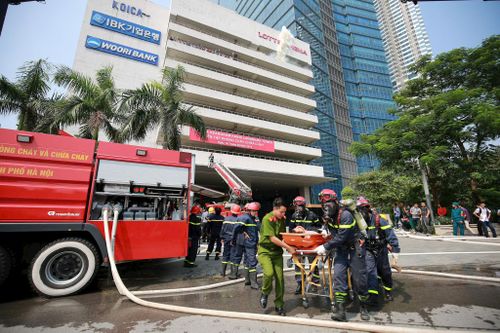 Phòng Cảnh sát phòng cháy, chữa cháy và cứu nạn, cứu hộ Công an thành phố Hà Nội diễn tập cứu nạn, chữa cháy, thoát hiểm khỏi đám cháy nhà cao tầng. Ảnh: Khánh Huy