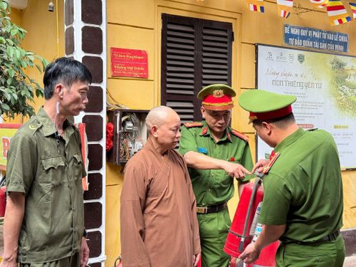 Công an phường Đống Đa tuyên truyền bảo đảm quy định phòng cháy, chữa cháy tại các điểm đến tâm linh. Ảnh: PV