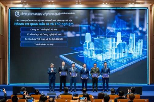 Phó Chủ tịch UBND thành phố Hà Nội Trương Việt Dũng trao chứng nhận cho các đơn vị đồng hành cùng Trung tâm Đổi mới sáng tạo Hà Nội. Ảnh: Minh Anh
