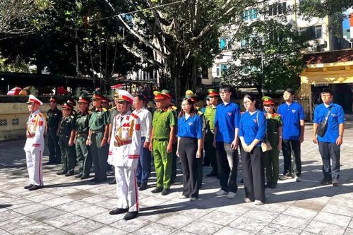Đoàn Thanh niên phường Đông Ngạc dâng hương tại Đài tưởng niệm các Anh hùng liệt sĩ Cổ Nhuế và Đài tưởng niệm các Anh hùng liệt sĩ Đông Ngạc. Ảnh: Cơ sở