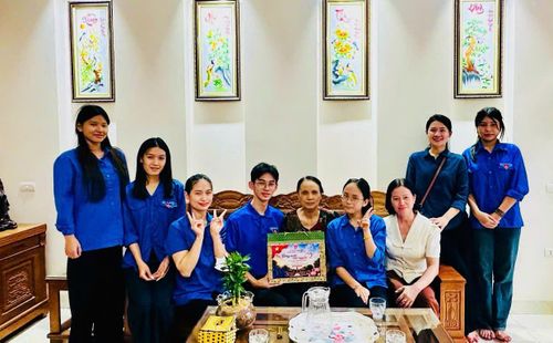 Các đoàn viên, thanh niên xã Thiên Lộc tới thăm, tặng quà gia đình chính sách. Ảnh: Cơ sở