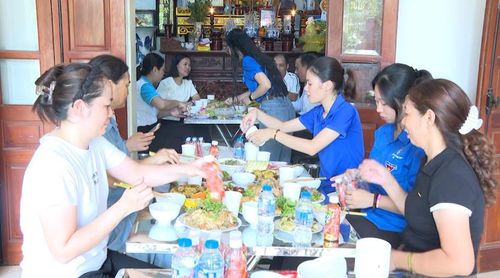 "Bữa cơm tri ân - ấm áp nghĩa tình" do Đoàn xã Hát Môn thực hiện. Ảnh: Cơ sở