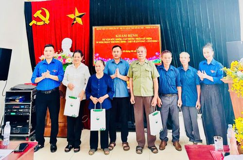 Tuổi trẻ Ba Vì trao quà tri ân tới người có công, gia đình chính sách. Ảnh: Cơ sở