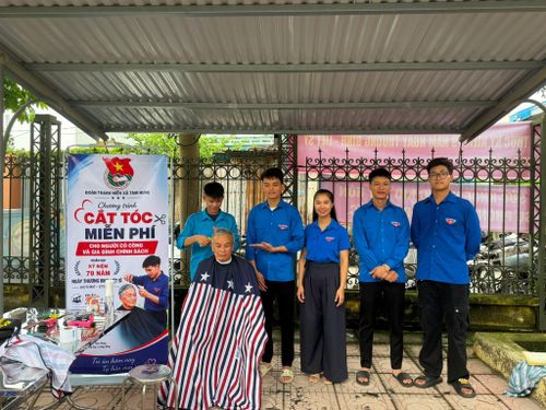 Đoàn Thanh niên xã Tam Hưng cắt tóc cho các đối tượng chính sách. Ảnh: Cơ sở