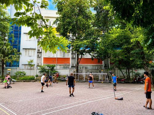 Sân thể thao ngoài trời được cải tạo, chỉnh trang, thu hút đông đảo người dân tham gia luyện tập, góp phần nâng cao đời sống văn hóa, tinh thần và gắn kết cộng đồng dân cư Kim Liên. Ảnh: HG