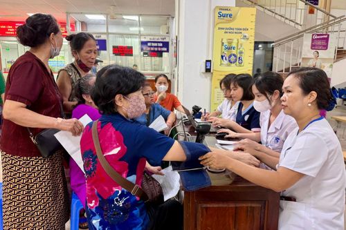 Nhân viên y tế đo huyết áp cho người dân trước khi thực hiện các nội dung khám sức khỏe tiếp theo. Ảnh: Võ Giang
