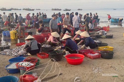 Mua bán diễn ra ngay bên mép nước.
