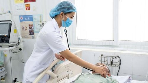 Bác sĩ thăm khám cho bệnh nhân bị sốc nhiễm khuẩn đường tiêu hóa. Ảnh: BVCC