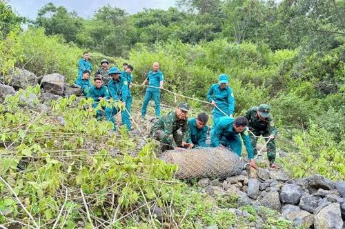 Lực lượng công binh vận chuyển quả bom đến khu vực hủy nổ tập trung sau khi vô hiệu hóa ngòi nổ.