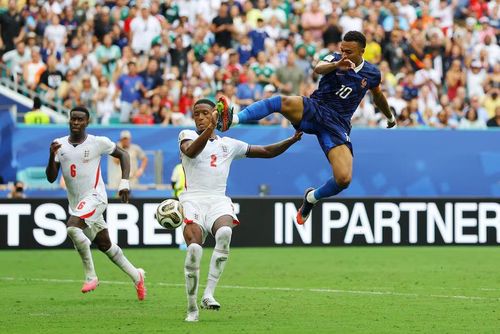 Kylian Mbappe của Pháp tranh bóng với Ezri Konsa của Anh. Nguồn: Reuters.