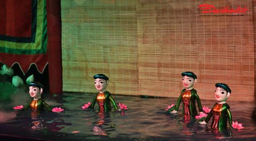 Các tiết mục rối nước được dàn dựng công phu, kết hợp giữa âm nhạc dân gian truyền thống và những sáng tác mới, mang đến cách tiếp cận gần gũi, hiện đại nhưng vẫn giữ được tinh thần của nghệ thuật rối nước Việt Nam.