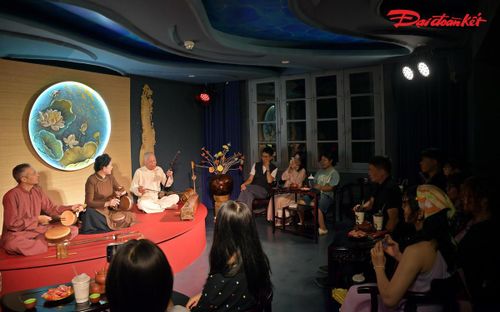 Tiếp nối hành trình, du khách được đến với "Xẩm Show" - nơi khán giả được thưởng thức những làn điệu xẩm đặc sắc, giàu giá trị nghệ thuật và chiều sâu văn hóa. 