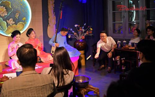 Ném thẻ tre - đây cũng là trải nghiệm hết sức thú vị đối với du khách. Qua đó giúp cho họ hiểu và tới gần hơn với di sản ca trù.