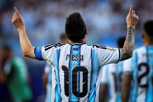 Thế giới có thể yêu Lionel Messi, nhưng điều đó không đồng nghĩa với việc ai cũng yêu Argentina. Đó là nghịch lý theo suốt đội tuyển này trong kỷ nguyên của siêu sao số 10. Ảnh: Claudia Greco/Reuters.