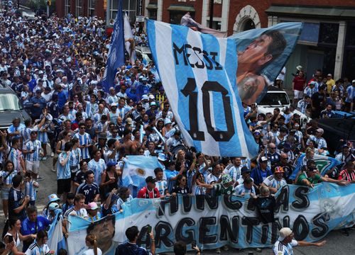  Cổ động viên Argentina giương cao cờ in hình hai biểu tượng lớn nhất lịch sử bóng đá nước này, Diego Maradona và Lionel Messi. Ảnh: Megan Varner/Reuters.