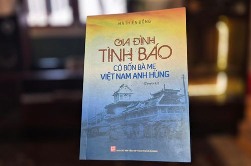 Truyện ký Gia đình tình báo có bốn Bà mẹ Việt Nam anh hùng của tác giả Mã Thiện Đồng. Ảnh: Đức An.