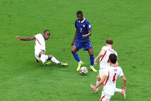 Trevoh Chalobah để Ousmane Dembele vượt qua ở trận tranh hạng ba World Cup 2026.