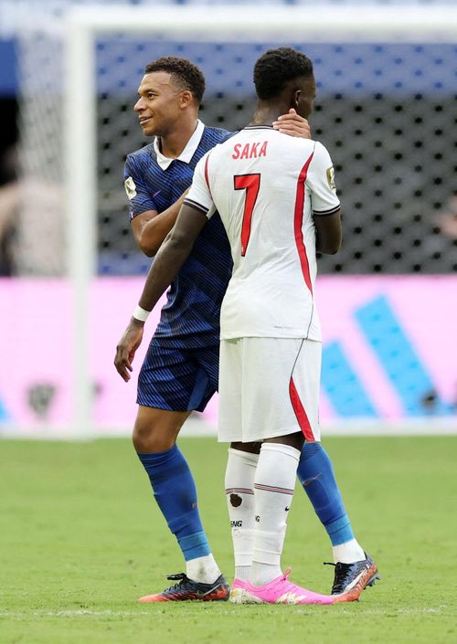  Kylian Mbappe ghi cú đúp trong trận đấu với "Tam sư", tạm thời vươn lên dẫn đầu bảng xếp hạng Vua phá lưới với 10 bàn thắng, nhiều hơn Lionel Messi 2 bàn. Tiền đạo "Les Bleus" cũng lập kỷ lục khi nâng tổng số pha lập công tại các kỳ World Cup lên 22 bàn, trở thành chân sút vĩ đại nhất lịch sử giải đấu. Trước khi rời sân, đội trưởng tuyển Pháp tiến đến bắt tay chúc mừng đội bạn. Khi hiệp một khép lại với tỷ số 4-0 nghiêng về tuyển Anh, máy quay còn bắt được cảnh Mbappe vừa bước vào đường hầm vừa tươi cười, trò chuyện với HLV Thomas Tuchel của Anh. Khoảnh khắc này cho thấy anh không có quá nhiều áp lực tại trận tranh hạng 3. 