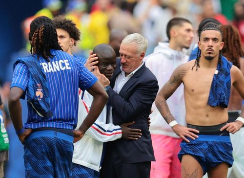  Hình ảnh HLV Deschamps ôm Kante sau khi không để tiền vệ này ngồi dự bị ở World Cup thành chủ đề bàn luận. Tiền vệ 35 tuổi nhận nhiều lời khen về thái độ đẹp khi chủ động ôm chặt nhà cầm quân sau hành trình đầy tiếc nuối của "Les Bleus". Dù không góp mặt trên sân, nhà vô địch World Cup 2018 vẫn thể hiện tinh thần chuyên nghiệp và sự đoàn kết với toàn đội đến những giây phút cuối cùng. 