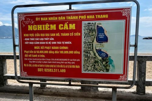 Biển cấm du khách hai thác các loại thủy sản. Ảnh: Việt Hùng.