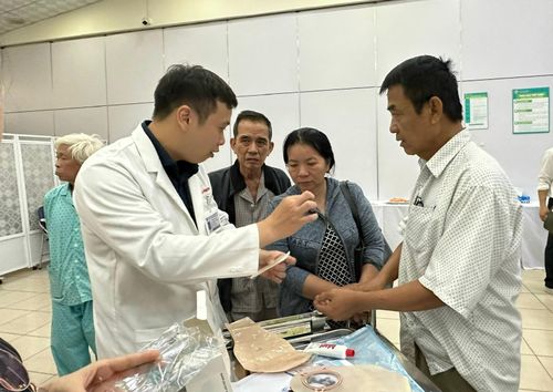  Bác sĩ chia sẻ với bệnh nhân tại buổi sinh hoạt định kỳ của Câu lạc bộ Hậu môn nhân tạo. Ảnh: BVCC. 
