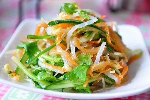  Đối với các món gỏi sứa hoặc sứa ăn liền, cần đảm bảo nguyên liệu tươi sạch và được chế biến hợp vệ sinh nhằm hạn chế nguy cơ nhiễm vi khuẩn gây bệnh. Ảnh: Icook. 