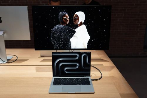 Một chiếc MacBook Pro kết nối với màn hình Studio Display XDR. Ảnh: Bloomberg.
