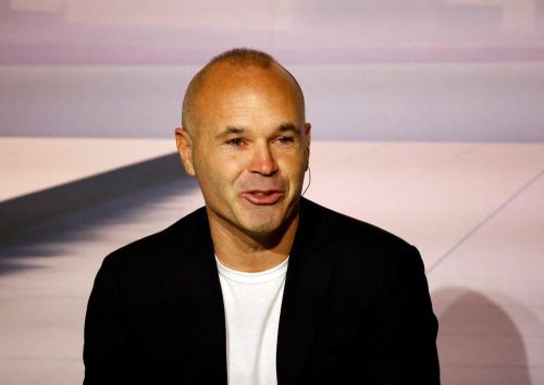 Iniesta không nghĩ đội nào có khả năng khóa chặt Messi. Ảnh: Reuters.