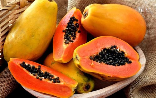 Đu đủ là một trong những thực phẩm rất giàu canxi, ngon ngọt, dễ ăn với trẻ nhỏ. Ảnh: Shutterstock.