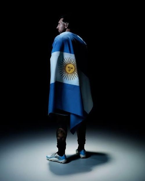  Messi khoác quốc kỳ Argentina trong bài đăng nói về hành trình dài đồng hành cùng Adidas, từ những năm đầu sự nghiệp đến kỳ World Cup có thể là cuối cùng.