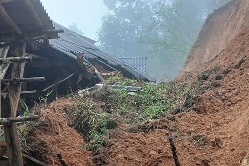 Sạt lở khiến nhà dân tại xã Chế Tạo, Mù Cang Chải bị đổ sập. Ảnh: Chế Tạo New Day.