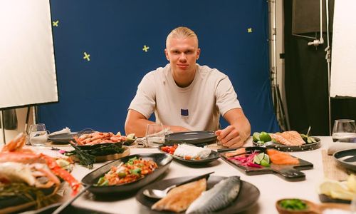Erling Haaland thực hiện chế độ ăn 6.000 kcal mỗi ngày để duy trì sức mạnh vượt trội. Ảnh: Norwegian Seafood Council.