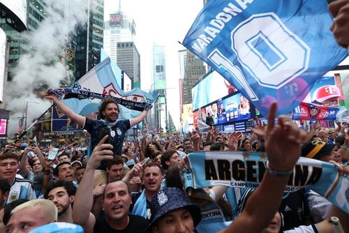 Quảng trường Thời đại phủ kín sắc xanh trắng của các CĐV Argentina. Ảnh: Reuters.