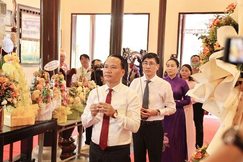 Lãnh đạo TP. Đà Nẵng cùng các đại biểu dâng hương tại nhà thờ Tiền hiền làng An Hải và Thoại Ngọc Hầu