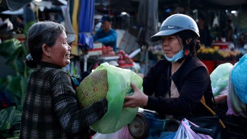 Phiên chợ rạng sáng là nơi gặp gỡ của người trồng rau và các thương lái, góp phần kết nối nông sản địa phương với thị trường