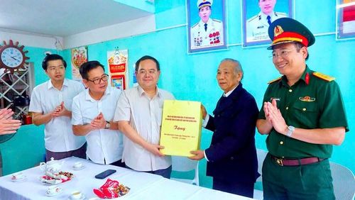 Bí thư Tỉnh ủy, Trưởng Đoàn ĐBQH tỉnh Quảng Ninh Quản Minh Cường thăm, tặng quà Anh hùng Lực lượng vũ trang Nguyễn Văn Phả (phường Hạ Long)