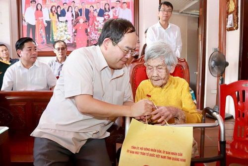 Bí thư Tỉnh ủy, Trưởng Đoàn ĐBQH tỉnh Quảng Ninh Quản Minh Cường thăm, tặng quà Mẹ Việt Nam Anh hùng Nguyễn Thị Huệ (104 tuổi) ở khu Vĩnh Tuy, phường Mạo Khê