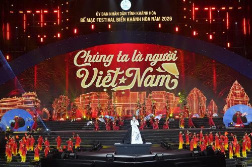Tiết mục nghệ thuật "Chúng ta là người Việt Nam"