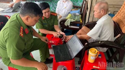 Tổ thu mẫu lưu động đối với các thân nhân liệt sĩ không có khả năng đi lại.