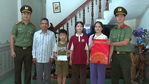 Thăm, tặng quà thân nhân liệt sĩ công an Vi Văn Luân.