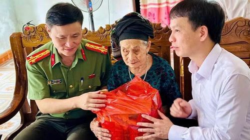 Đại diện Đoàn công tác trao tặng quà tặng Mẹ Việt Nam Anh hùng ở xã Lương Sơn.