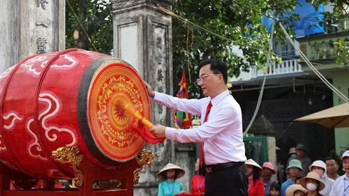 Lãnh đạo phường Phong Cốc gióng trống khai mạc Lễ hội xuống đồng.