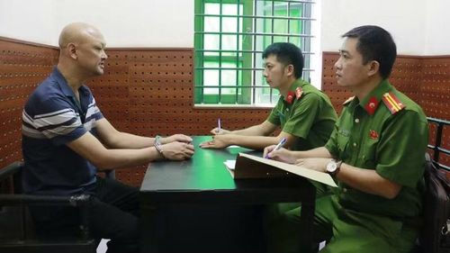 Cơ quan Công an lấy lời khai các đối tượng trong vụ án. (Ảnh: Công an Nghệ An)