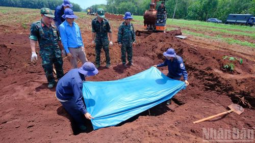 Vị trí phát hiện mộ nghi hài cốt liệt sĩ sáng 19/7 tại khu vực tìm kiếm xã Minh Đức.
