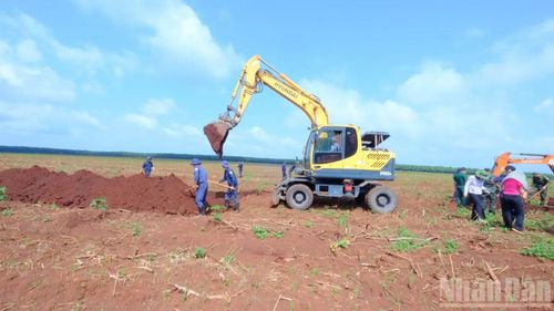 Cùng với lực lượng chức năng, nhân dân địa phương cũng đến hỗ trợ công tác tìm kiếm hài cốt liệt sĩ.