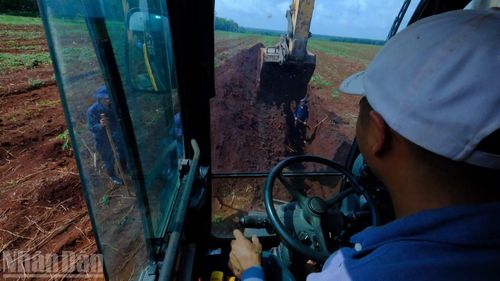 Nhiều phương tiện cơ giới được huy động để thực hiện tìm kiếm hài cốt liệt sĩ.
