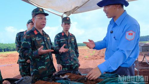 Lãnh đạo Bộ Chỉ huy quân sự thành phố Đồng Nai chỉ đạo tại hiện trường công tác tìm kiếm, quy tập hài cốt liệt sĩ.